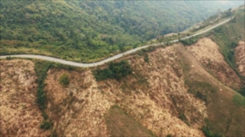 Luftaufnahme der Straße auf dem Berg 09