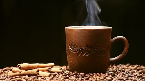 Tasse Kaffee auf schwarzem Hintergrund