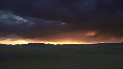Roter Sonnenaufgang leuchtet durch die Wolken in der Abenddämmerung