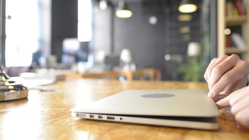 Geschäftsmann beschäftigt mit der Arbeit am Laptop, Öffnen, Schließen und Verwenden