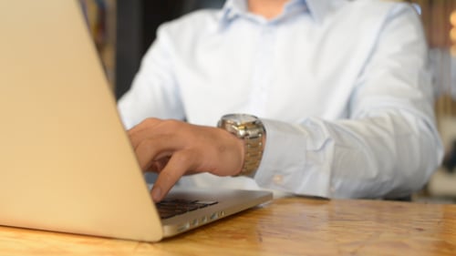 Online am Laptop arbeiten, vielbeschäftigter Geschäftsmann