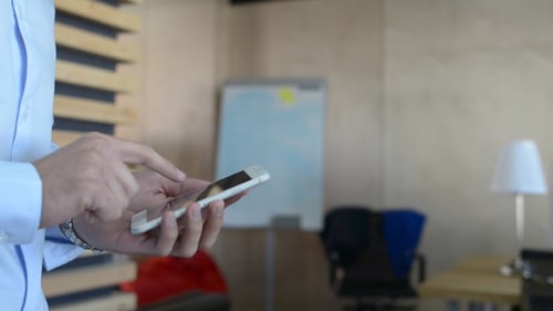 Surfen auf Smartphone, Büro