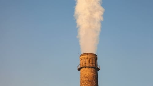 Rauch aus der Fabrik über blauem Himmel