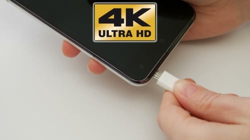 Cargador de enchufe de mano femenina teléfono celular smartphone