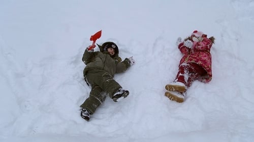 Niña y niño jugando en la nieve