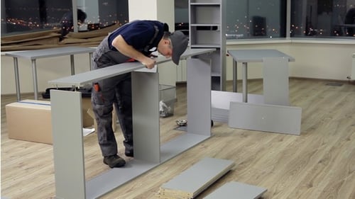 L'assemblage du mobilier de bureau dans le nouveau bureau