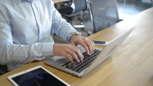 Geschäftsmann arbeitet online im Büro