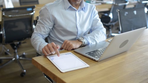 Online-Geschäft, Geschäftsmann mit Laptop und Tablet