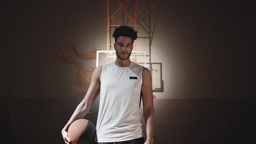 Schwarzer männlicher Basketballspieler posiert