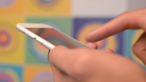 Uso del teléfono inteligente en la mano