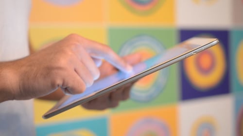 Designer travaillant sur tablette