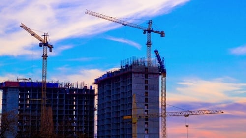 Kranarbeiten auf der Baustelle
