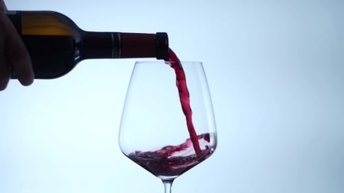 Rotwein-Gießen