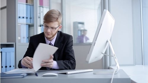 Auszubildender im Büro