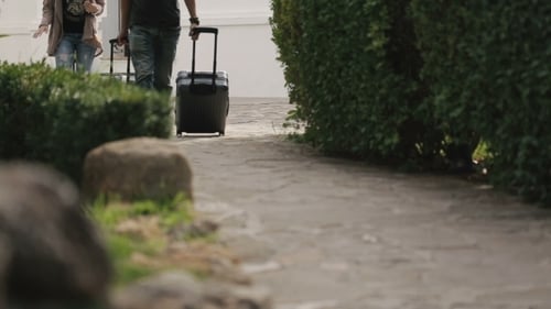 Jovem casal vindo com malas