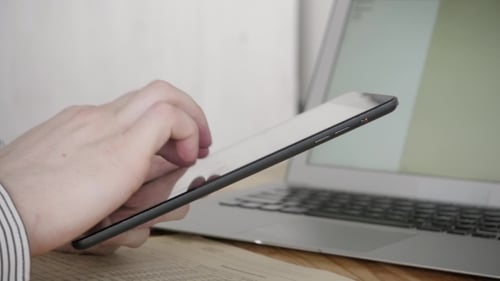 Tablet-PC im Büro von Geschäftsmann