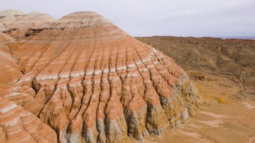 Toma de Zumbido de las montañas del desierto de Aktau en Kazajstán