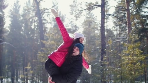 L'homme porte sa petite amie sur le dos