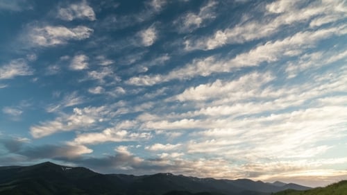 Ein wunderschöner Sonnenuntergang aus weißen, geschwollenen Wolken in einem blauen Himmel