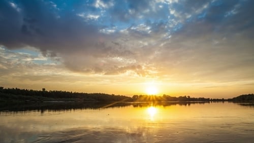 Radiant Sunset Time-Lapse Over Calm Lake