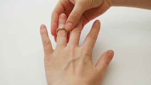Frau trägt einen Diamantring zur Verlobung
