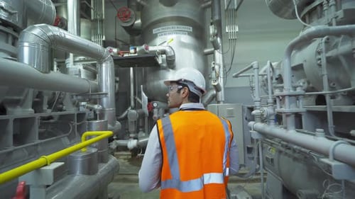 Ein Ingenieur oder Arbeiter, Leute, die in einer Industriefabrik arbeiten. Kühlturm oder Kühlturm