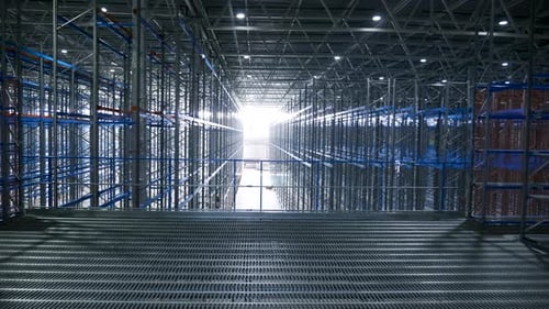 Intérieur, grandes structures industrielles modernes, bâtiment d'entrepôt avec étagères en métal