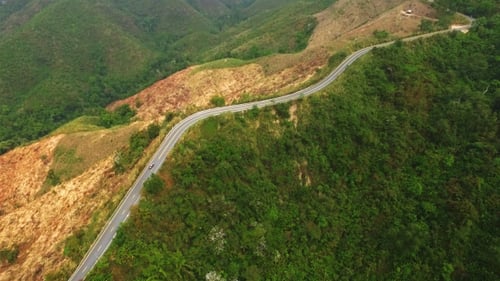 Vue aérienne de la route sur la montagne 06