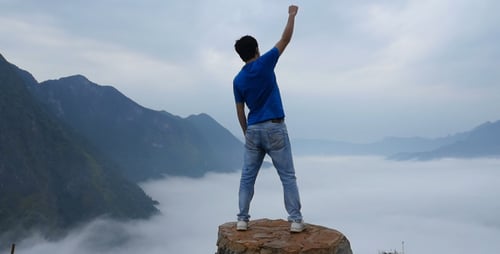 Feiern auf den Gipfeln der Bergwolken