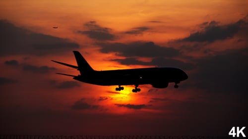 Flugzeug im Sonnenuntergang
