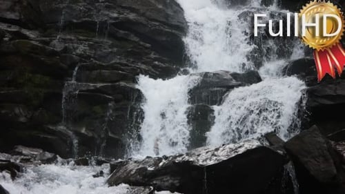 Schnell fließendes Wasser in einem Wasserfall im Winter