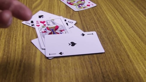 Spielkarten rotieren auf einem Holztisch