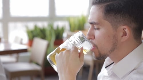 beaux jeunes hommes buvant de la bière