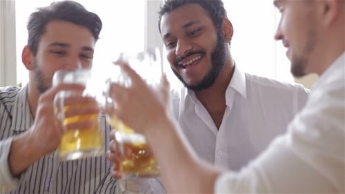 Joyeux amis tintant avec de la bière