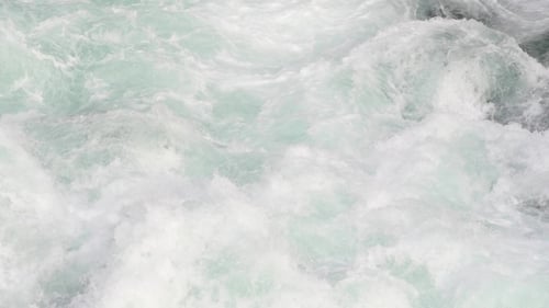Ein sich schnell bewegender Bach des Mountain River