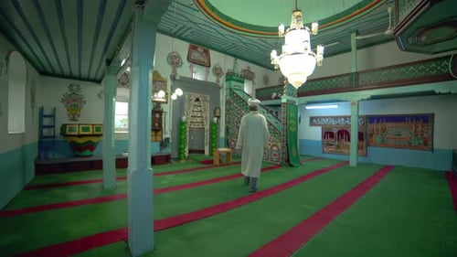 Der Lehrer der muslimischen Moschee liest den Koran in einer kleinen historischen Holzmasjid