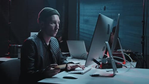 Hacker roubando dados e dinheiro