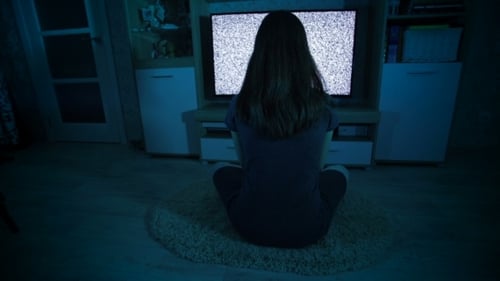 Chica espeluznante viendo la tele con grano