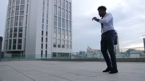 Entspannter, fröhlicher Geschäftsmann im Afrohouse-Tanz
