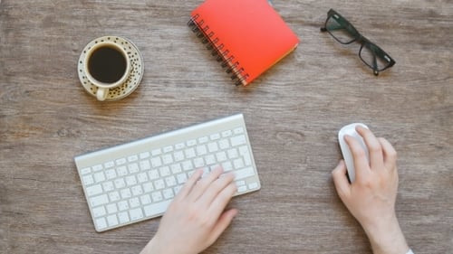 Geschäftsmann arbeitet am Computer im Büro
