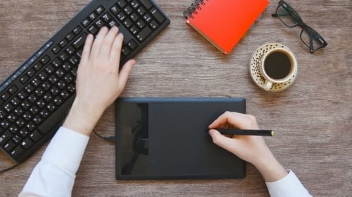 Professioneller kreativer Grafikdesigner-Schreibtisch