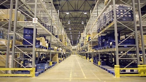 Étagères de boîtes en carton à l'intérieur d'un entrepôt de stockage