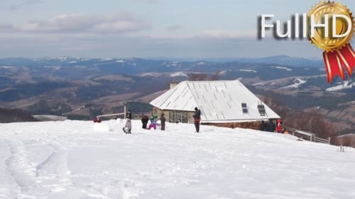 Niños construyendo un muñeco de nieve