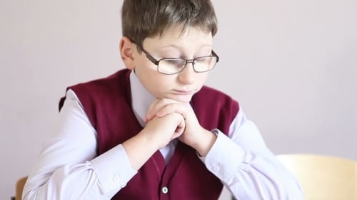 Junge mit Brille liest ein Buch