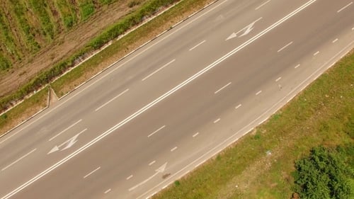 Country Freeway und mehrere Autos bewegen sich schnell