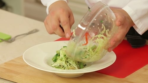 Chefkoch kocht heißen Gemüsesalat