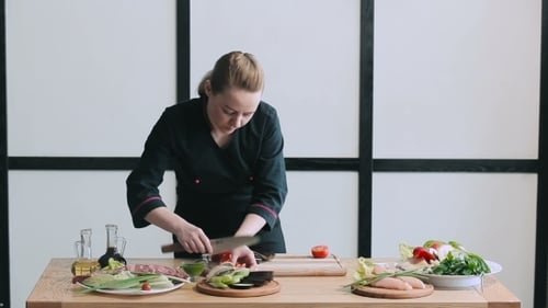Der Küchenchef legt Gemüse zum Grillen auf das Brett