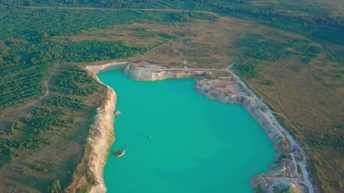 Ein künstlicher See im Kreidebruch. Blick von der Drohne. Türkisfarbener Wasserhintergrund