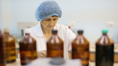 Laboratoire de nutrition, scientifique au travail