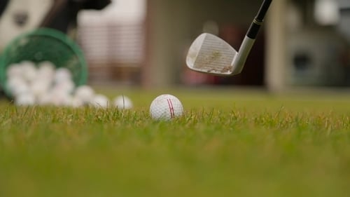 Cortando la pelota en un campo de golf